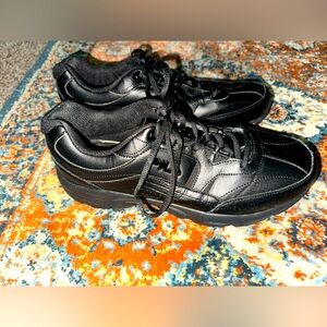 Fila men’s non slip work shoes for men size 11